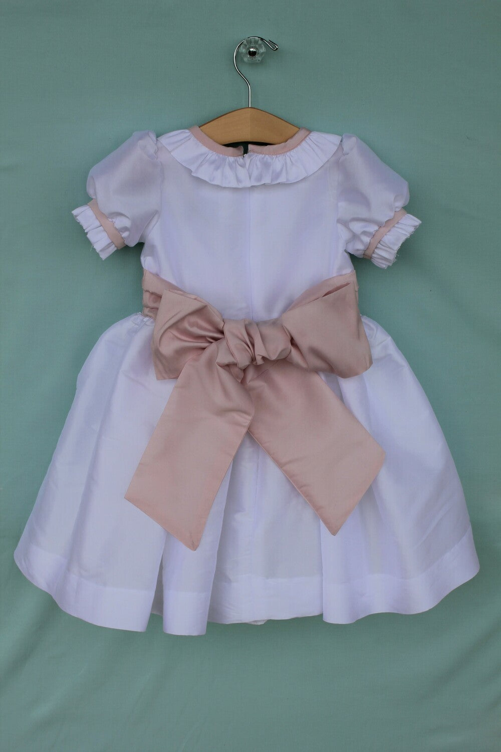 Susanne Lively Dress with ruffle collar and sleeves. White/pink