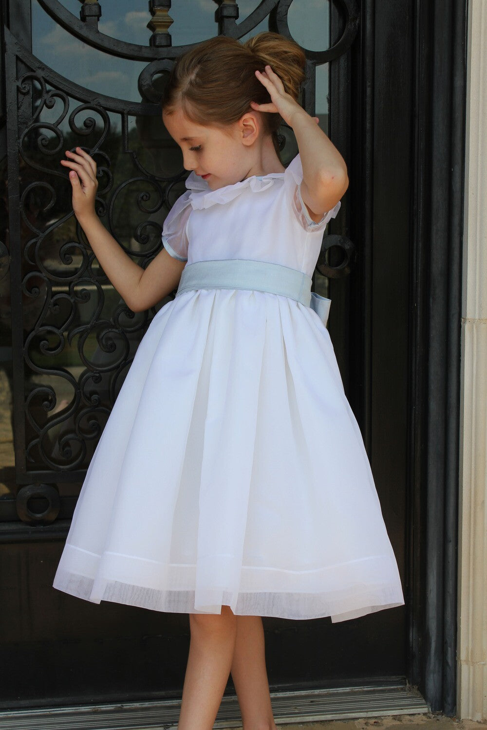 Susanne Lively Organza dress with ruffle collar. White/pink sash