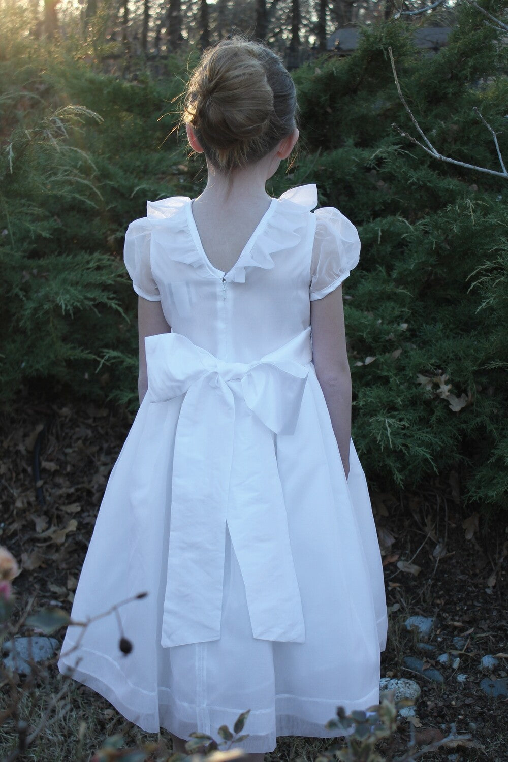 Susanne Lively Organza dress with ruffle collar. White/pink sash