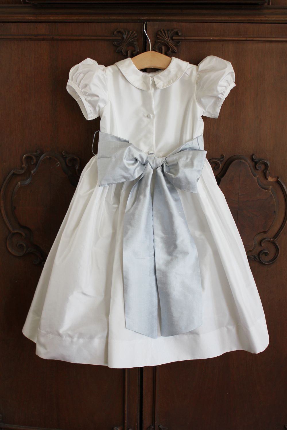 Susanne Lively Faux dress w/ Peter Pan collar & puff sleeve.White/Blue