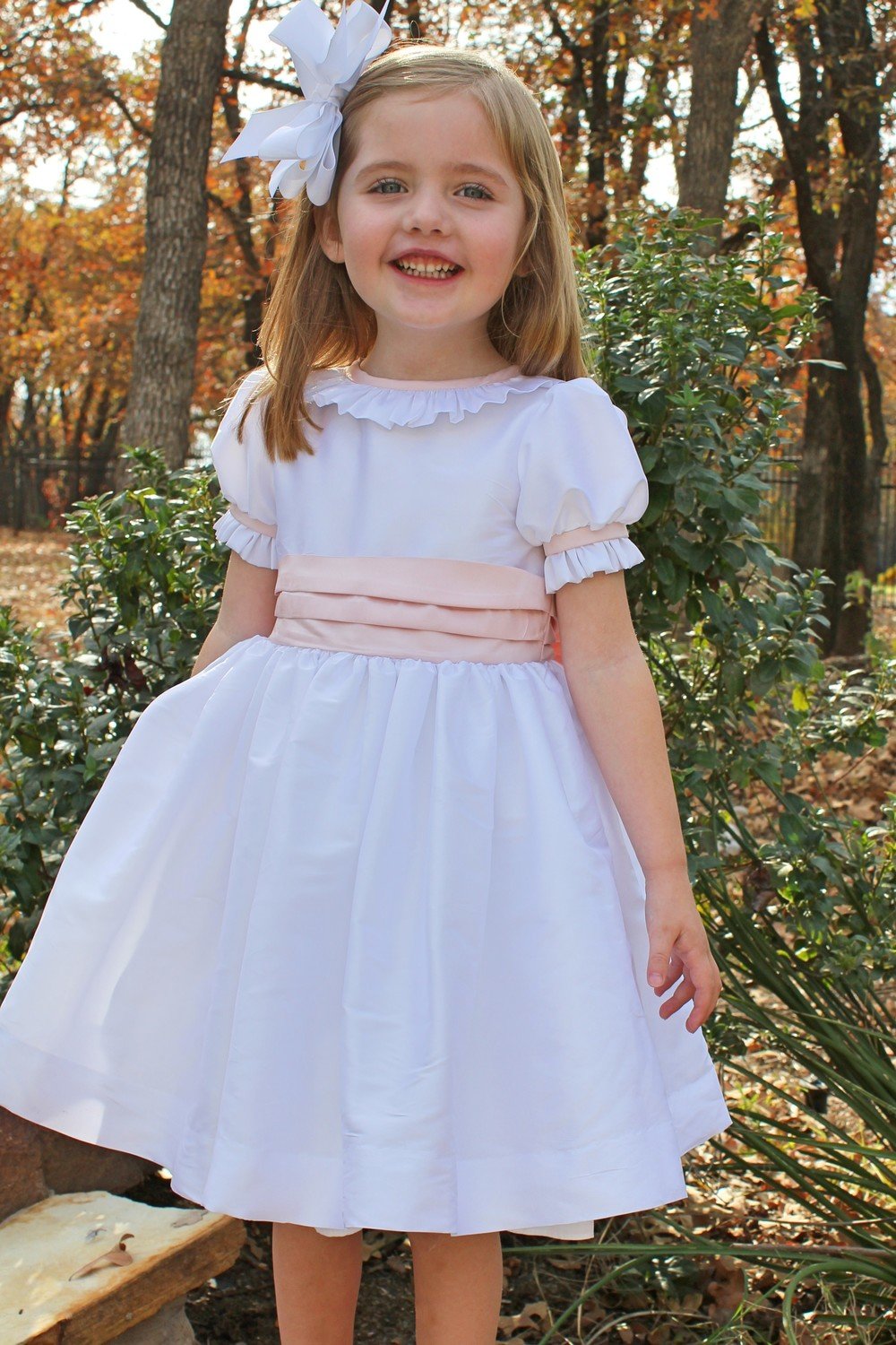 Susanne Lively Dress with ruffle collar and sleeves. White/pink